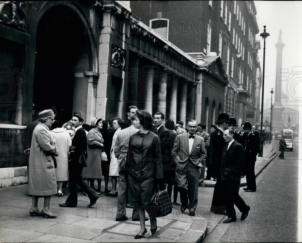 1962, Crowd Outside The Admiralty Awaits Departure Of Ministers - Historic Images