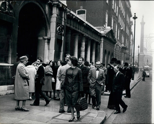 1962, Crowd Outside The Admiralty Awaits Departure Of Ministers - Historic Images