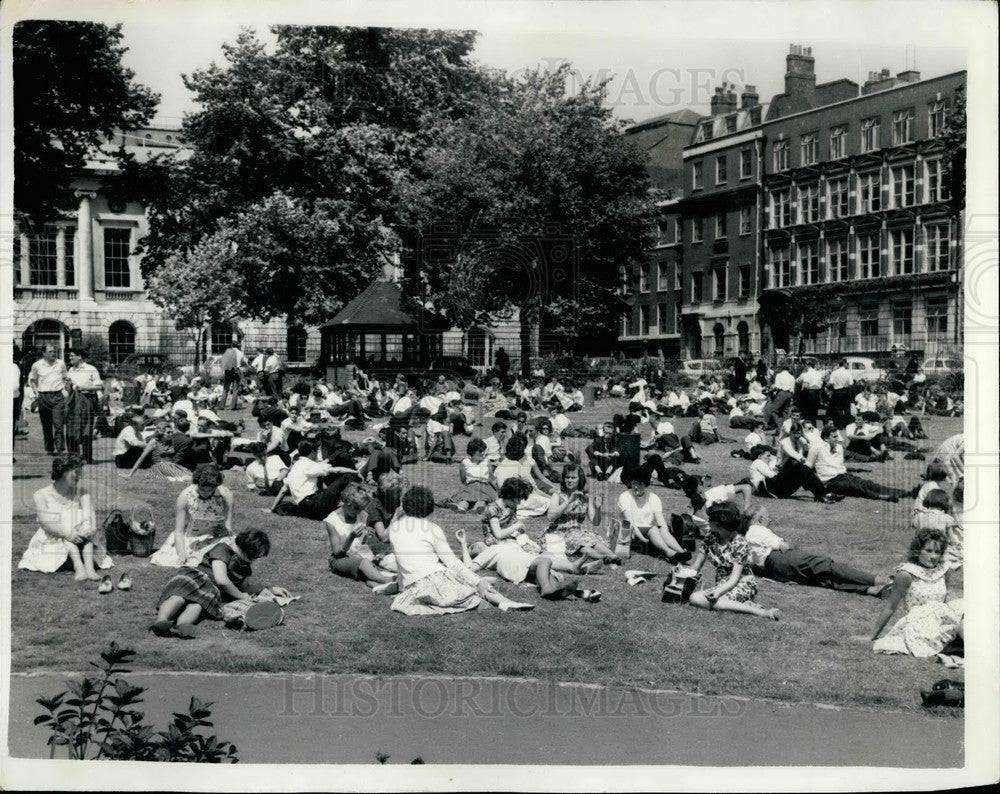 1961 Press Photo Local Office Workers Make The Most Of Sun In Tower Gardens-Historic Images