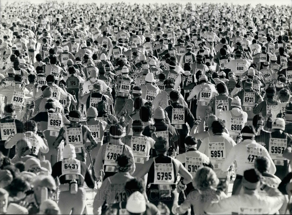 Press Photo 11,000 at Cross Country Skiing Marathon - Historic Images