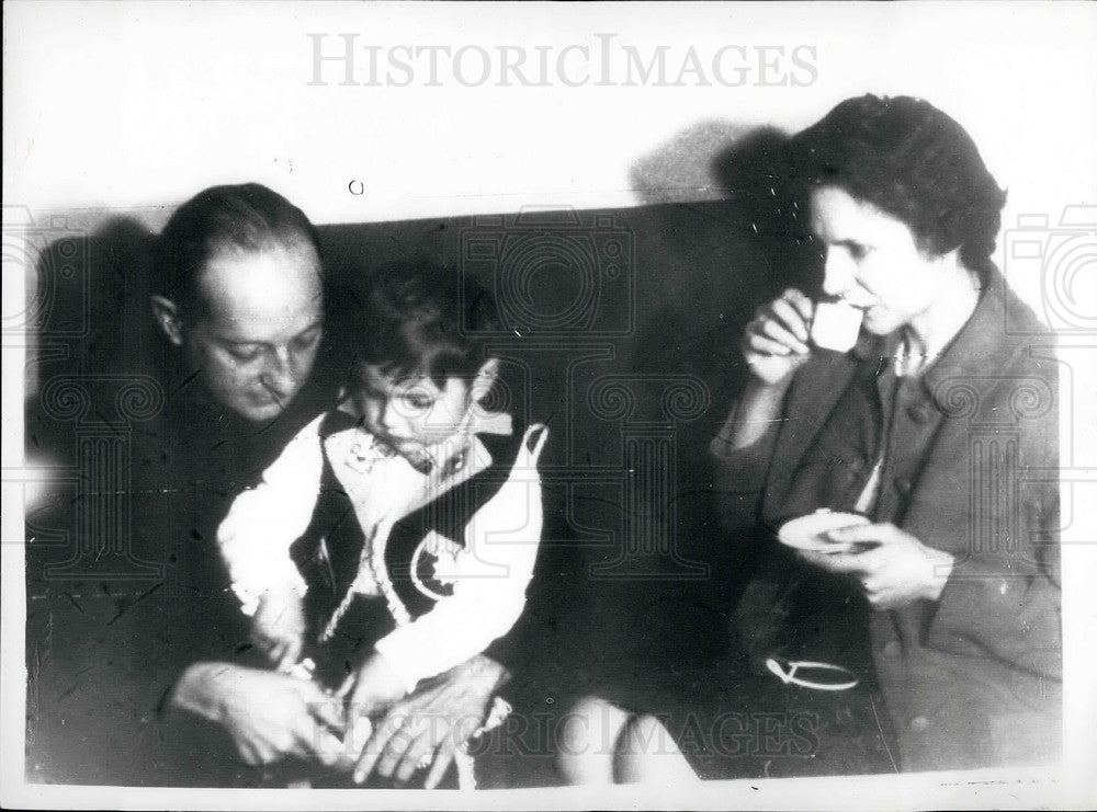 1960 Press Photo Cairo Prisoners James Zarb Gets His Best Ever New Year Present-Historic Images