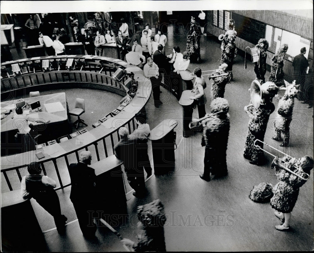 1972 Press Photo Carnival sounds in the Zurich Stock Exchang - Historic Images