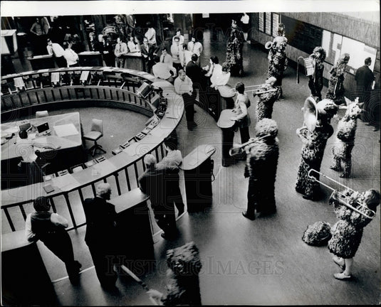 1972 Press Photo Carnival sounds in the Zurich Stock Exchang - Historic Images