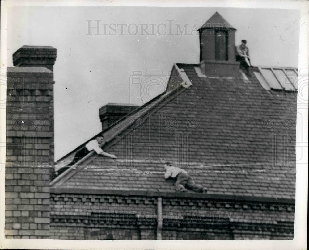 1956 Press Photo Police Scramble Over Prison Roof To Save a Convict - KSB28339-Historic Images