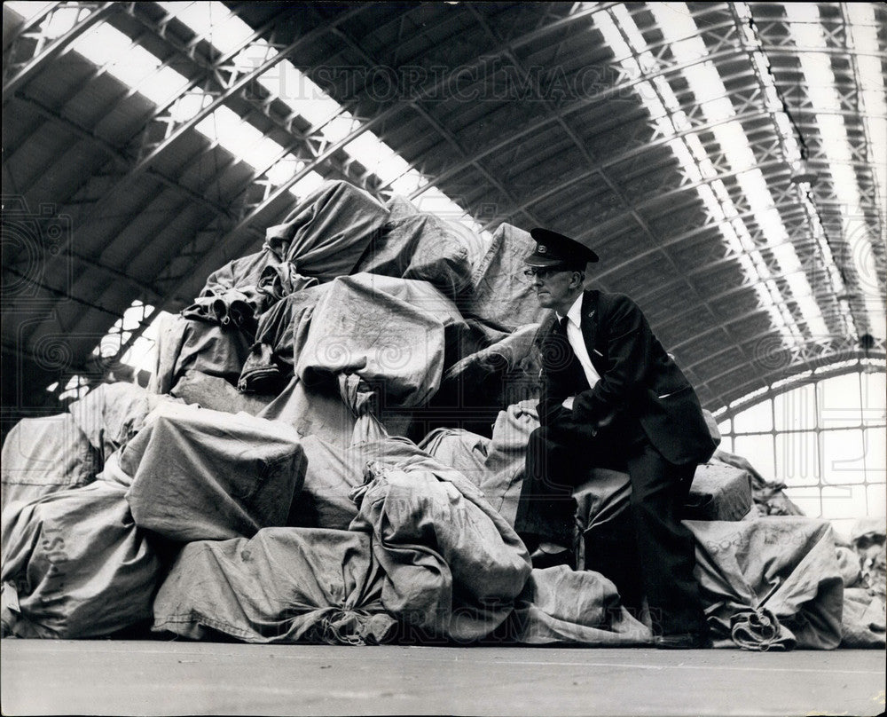 1964 Press Photo Parcels pile up during a strike - KSB28341-Historic Images