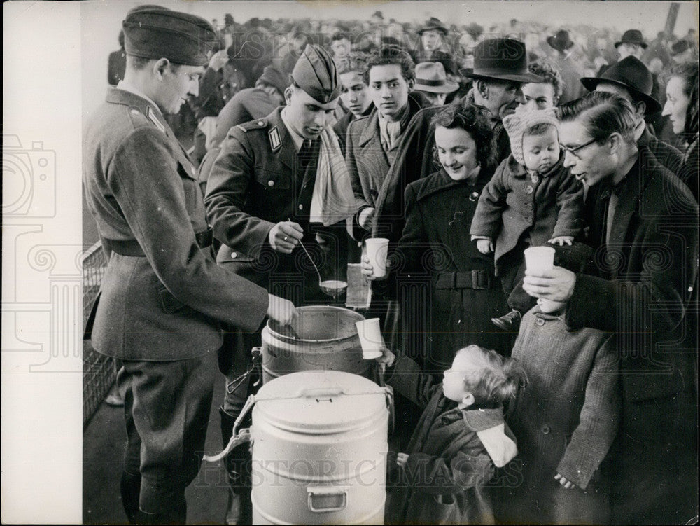 1953 Press Photo Berlin Municipal Police help refugees - KSB28391 - Historic Images