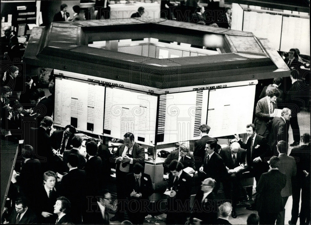 Press Photo Traders At Work On The Stock Exchange Floor - Historic Images
