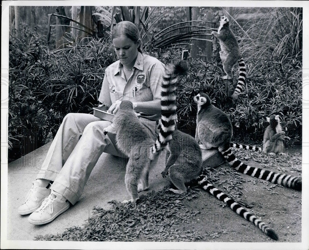 1980, Keeper Jane Jacobson and lemurs at San Diego Zoo - KSB28501 - Historic Images