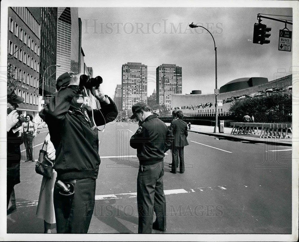 1979 Police and UN Guardsmen check the sky - Historic Images