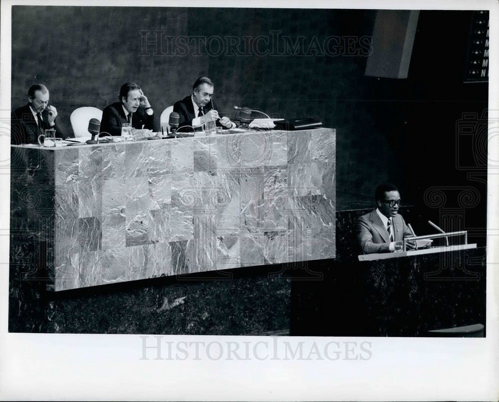 1975 Press Photo General Assembly Opens Thirteen Regular Session Admits Three-Historic Images