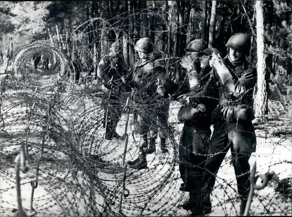 1979, Dutch UN-soldiers in training for road blocks - KSB28813 - Historic Images
