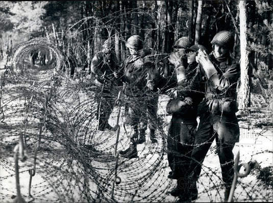 1979, Dutch UN-soldiers in training for road blocks - KSB28813 - Historic Images