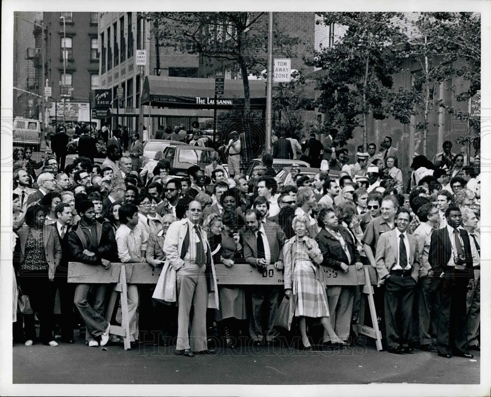 1979 Press Photo Crowds evacuated from UN buildings - Historic Images