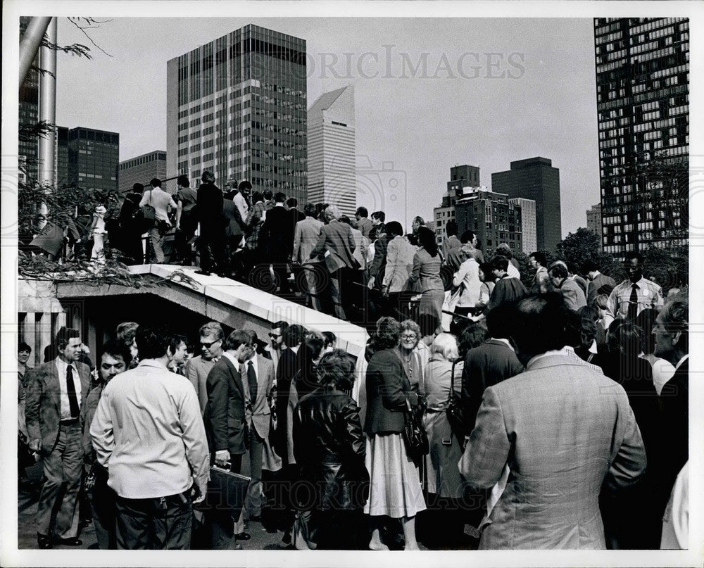 1979 Press Photo Crowds during evacuation of UN buildings - KSB28825 - Historic Images