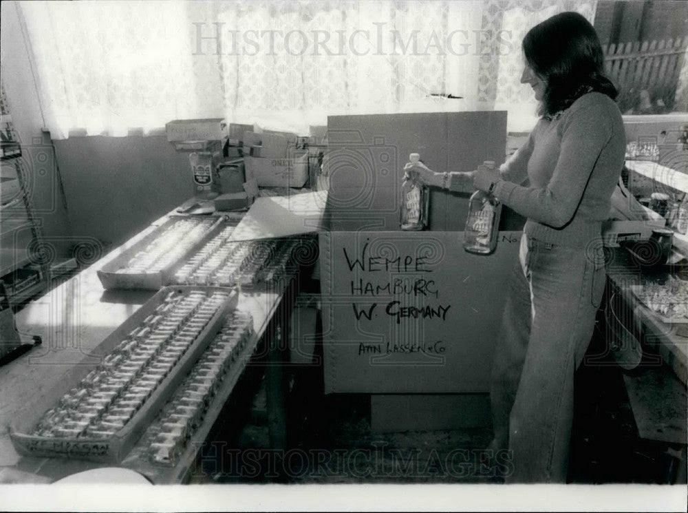 Bottled ships being packed for shipment  - Historic Images