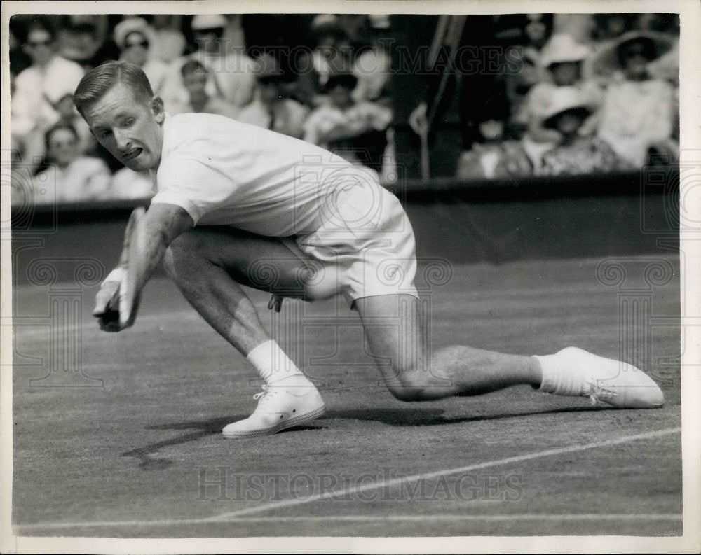 1960 Press Photo R. Laver goes down on his knee to hit the ball - KSB28899-Historic Images