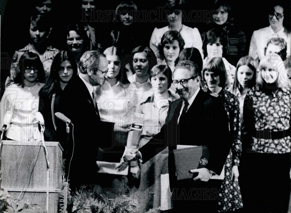 Press Photo Us Foreign Minister Henry Kissinger and Mayor of Furth - KSB28929 - Historic Images