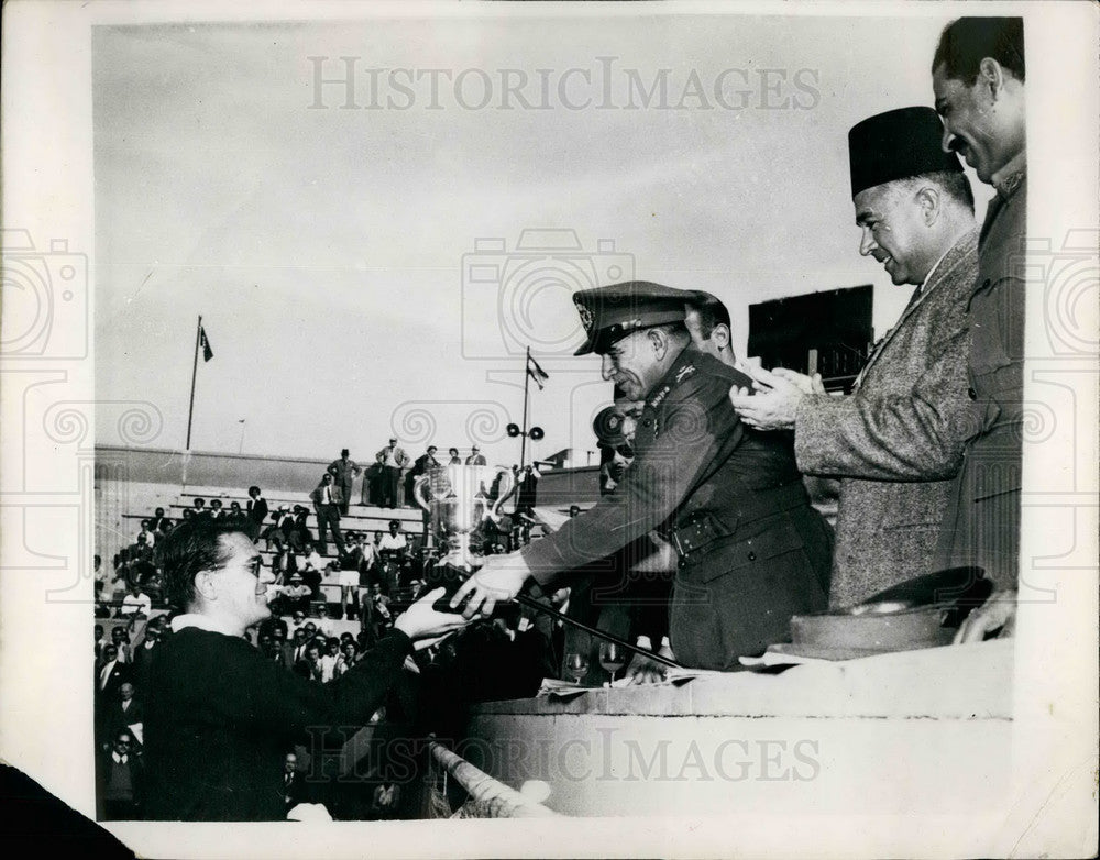 1953 Press Photo Drobny receives the championship cup from P Mohammed Neguib-Historic Images