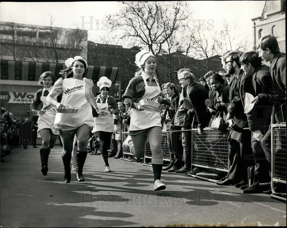 1968 Press Photo Girl students pancake race in London - Historic Images