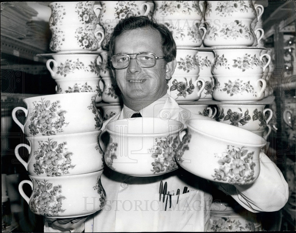 Press Photo Peter Chadwick and his pots. - Historic Images