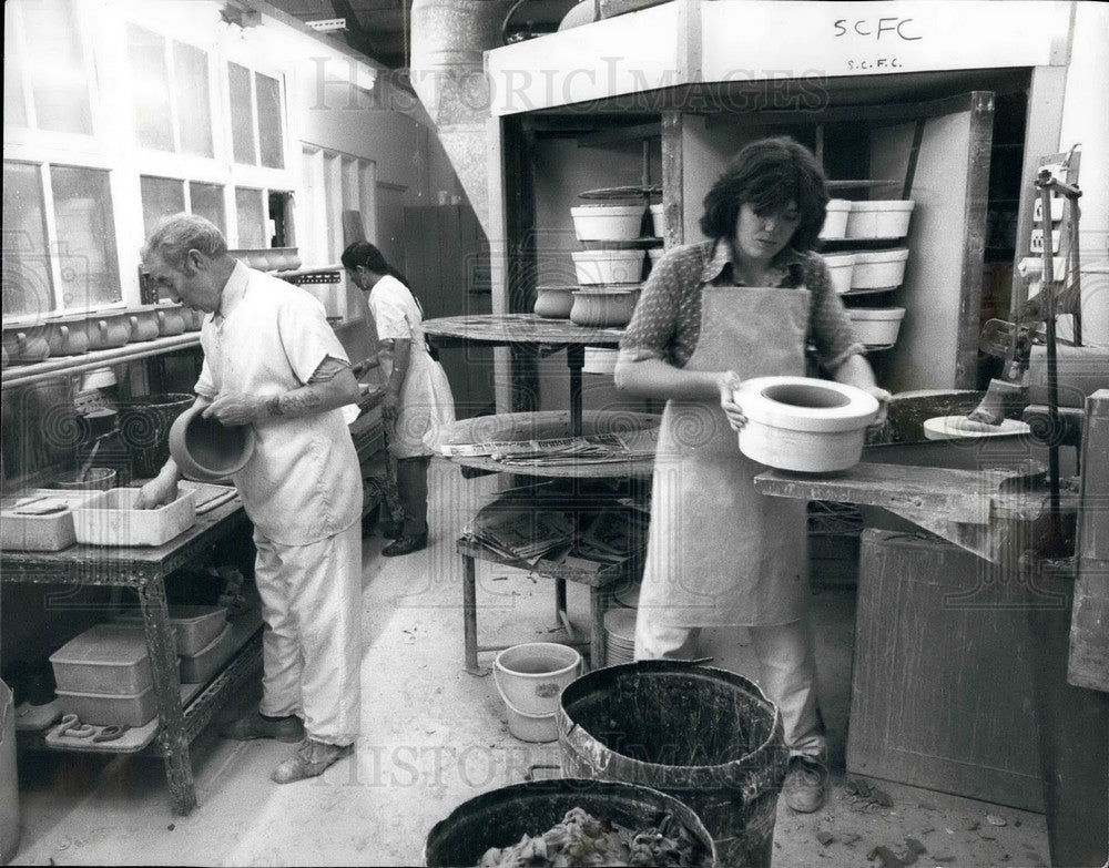 Press Photo The Potting Shop where chamber pots are produced - Historic Images