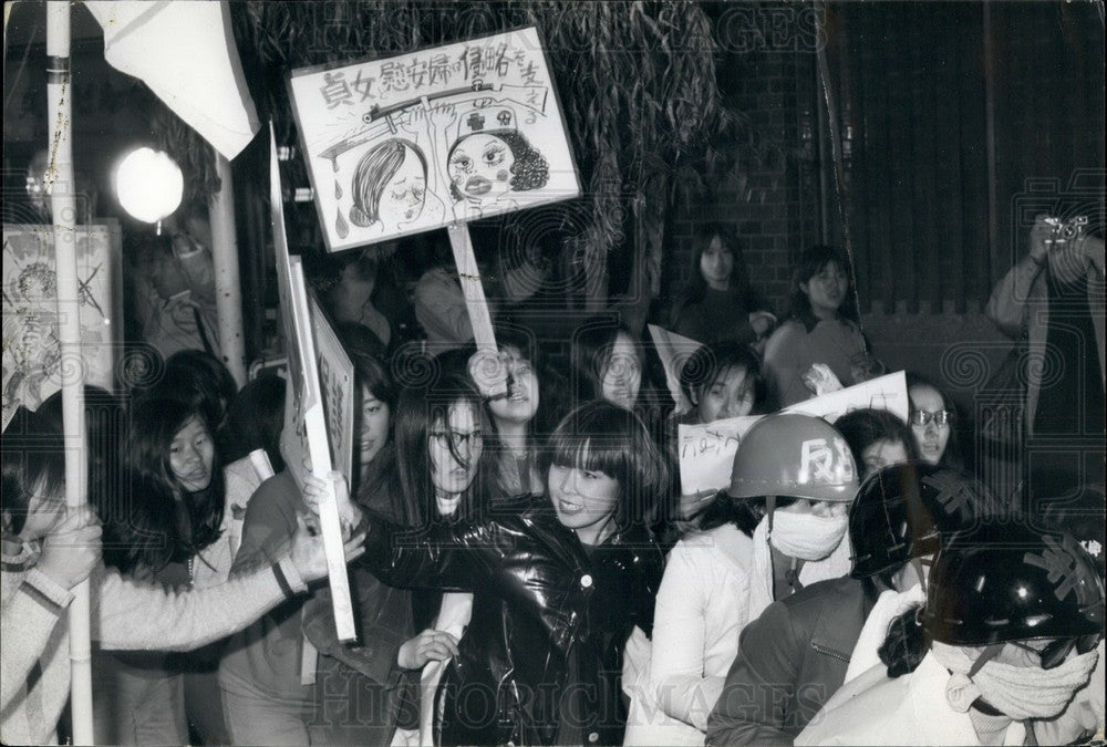 Press Photo Antiwar Protests, Tokyo, Labor Union, Students - KSB29563-Historic Images