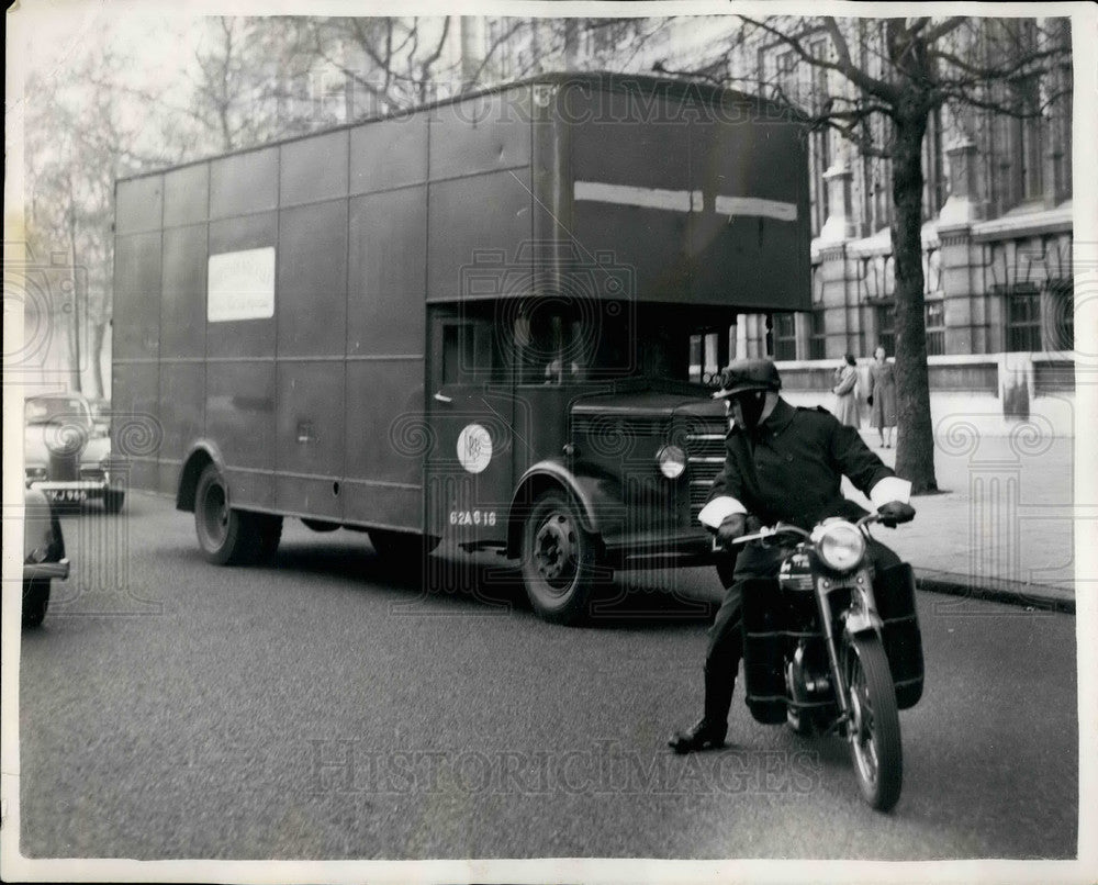 1954, Royal Plate id moved from the Palace - KSB29637 - Historic Images