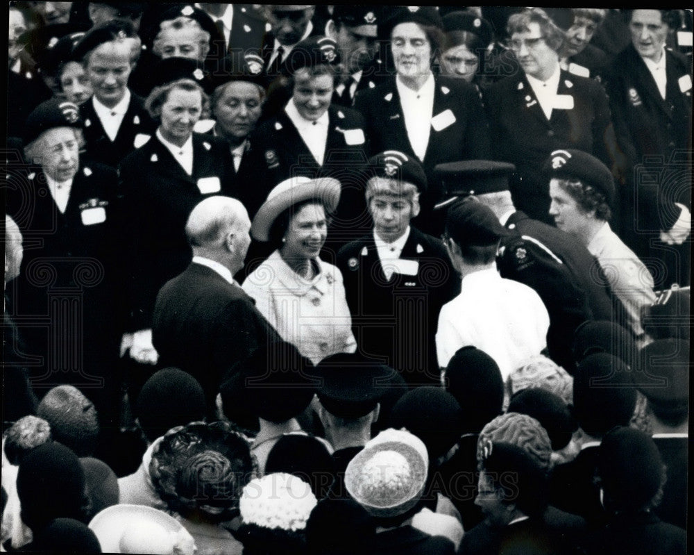 Press Photo The Queen meets Red Cross workers in London - KSB29943 - Historic Images