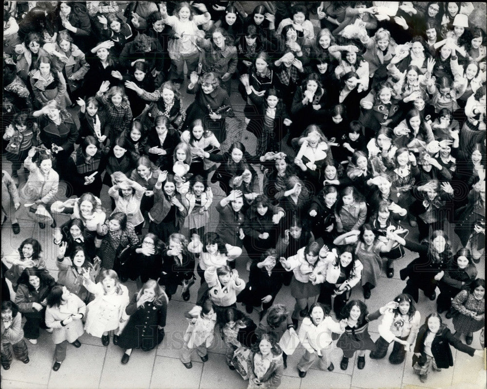 1972 Press Photo Crowds to see The Osmond Brothers perform in London - Historic Images