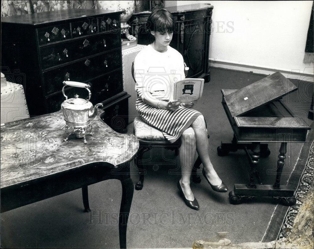 1980 Press Photo Desks Belonging to Robert &amp; Elizabeth Browning For Sale - Historic Images