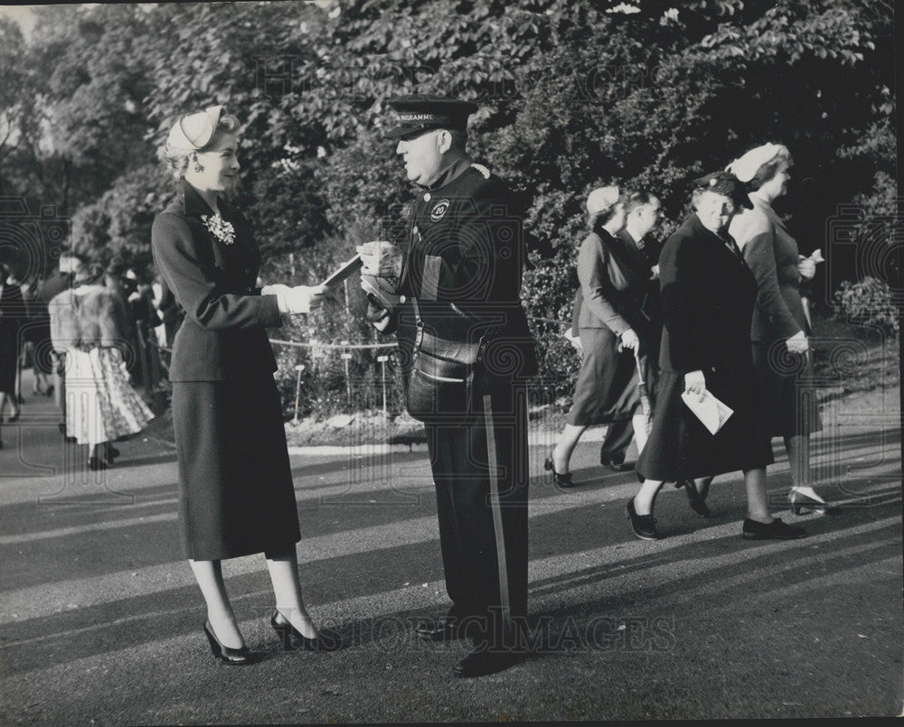 Press Photo Women Take Another Look As They Pass By Gloria Reed - Historic Images