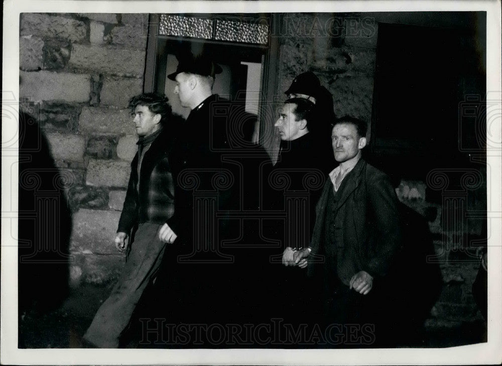 1949 Press Photo Police In England Evict Hotel Squatters - KSB30073-Historic Images