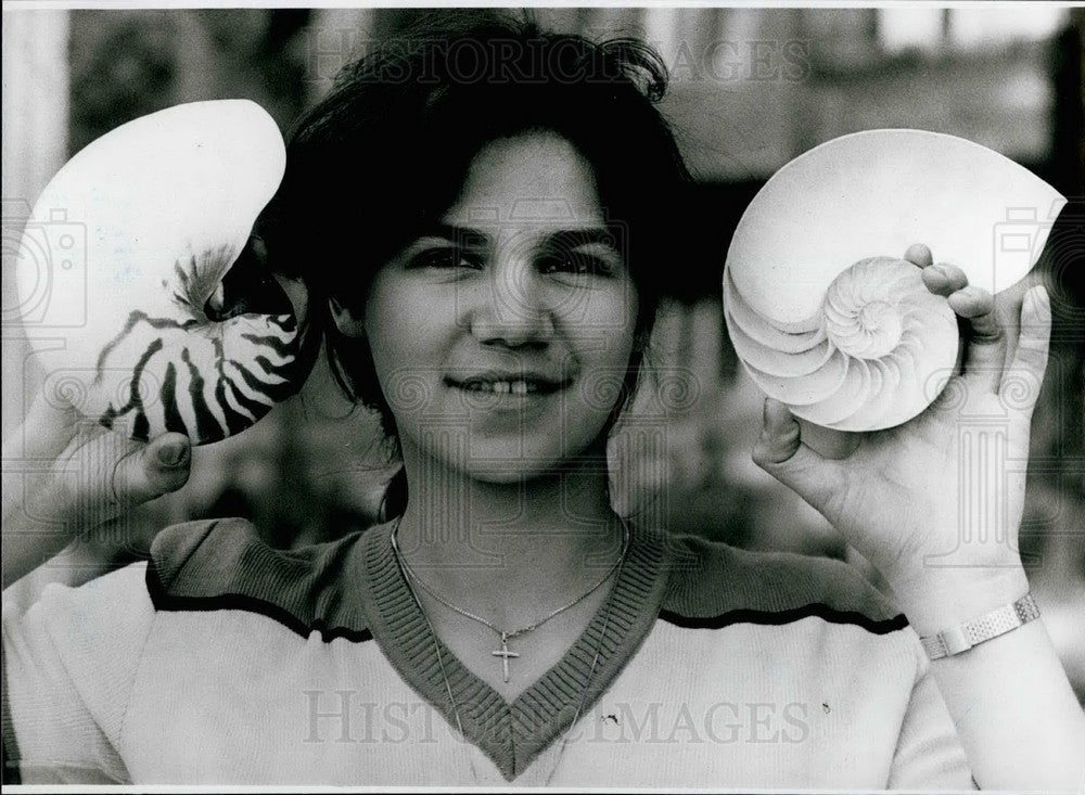 Press Photo Berlin girl and some seashells she collects - KSB30143-Historic Images