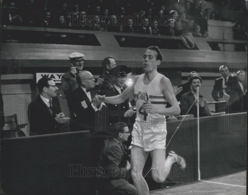 1962 Press Photo Runner Derek Ibbits Smashes indoor European 2 Mile Record - Historic Images