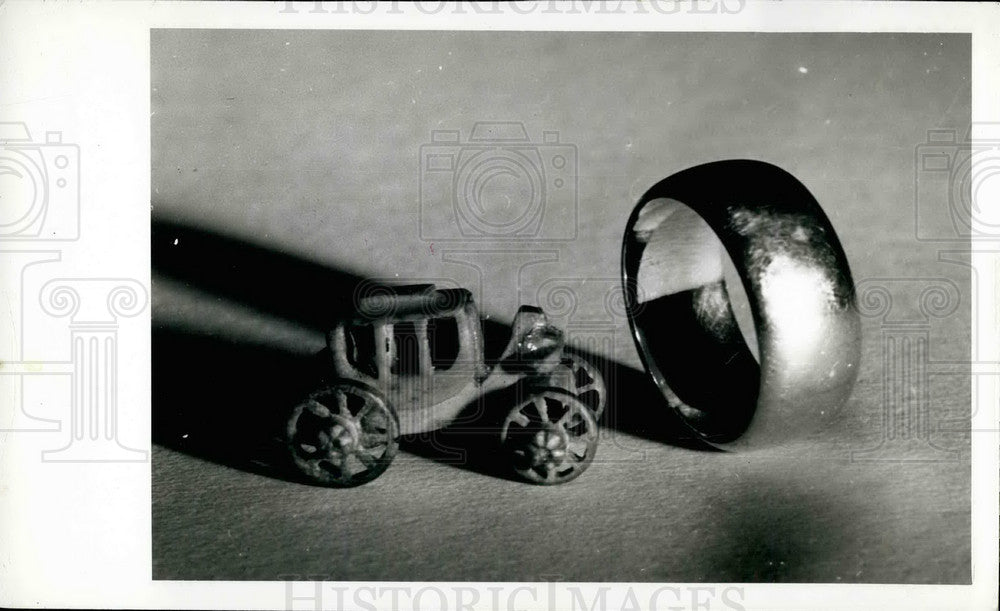 Press Photo Smallest Miniature Stage Coach in The World - KSB30227-Historic Images