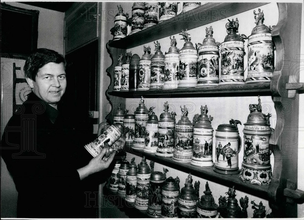 Press Photo Munich Innkeeper Ludwig Weiss Owner of Collection of Beer Jars - Historic Images