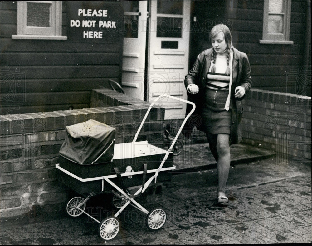 1969 Press Photo Katarzyne Kenyon Re-Enacts Baby Kidnapping For Police-Historic Images