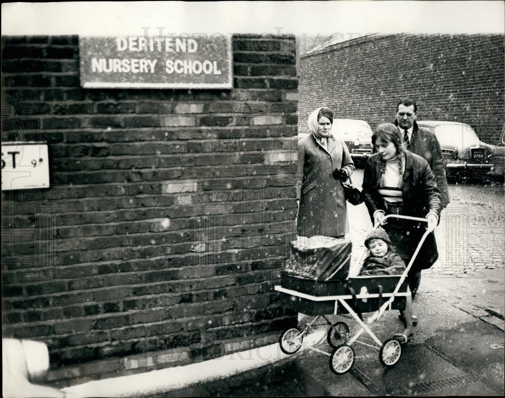 1969, Mother Re-Enacts Baby Kidnapping For Police - KSB30273 - Historic Images