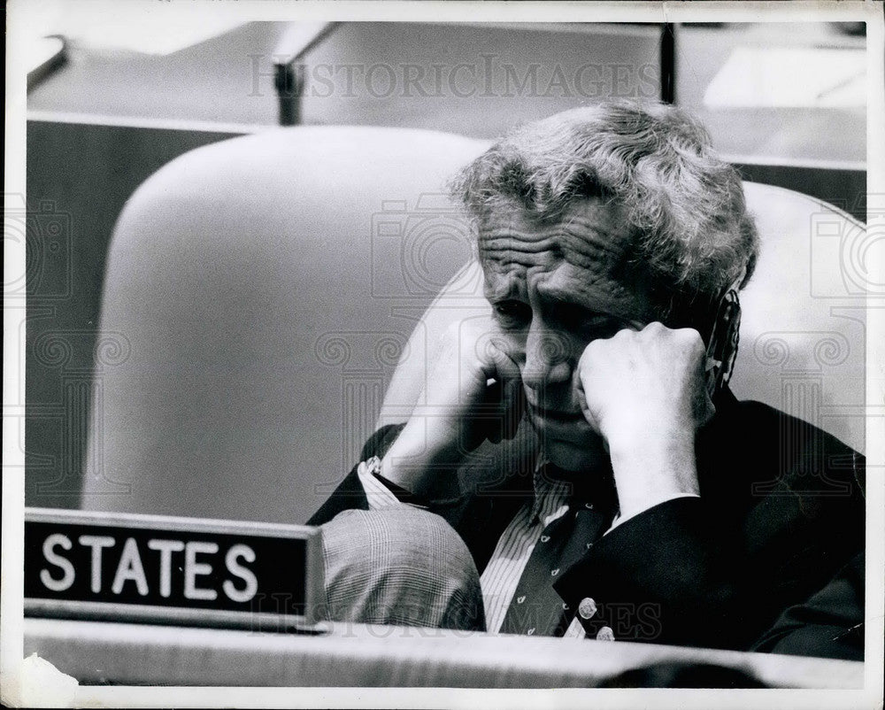 Press Photo US Ambassador Charles Lichenstein Falls Asleep During Meeting - Historic Images