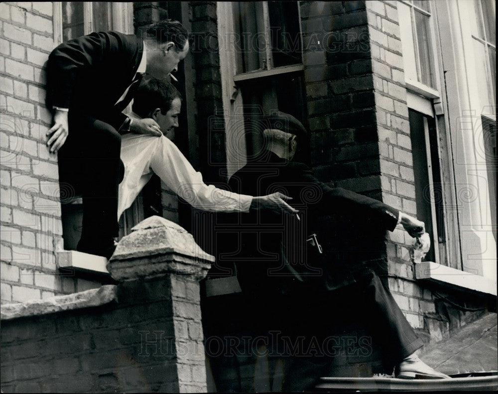 1965 Press Photo Photographer Steve Davis Grabs Gun During Police Siege - Historic Images