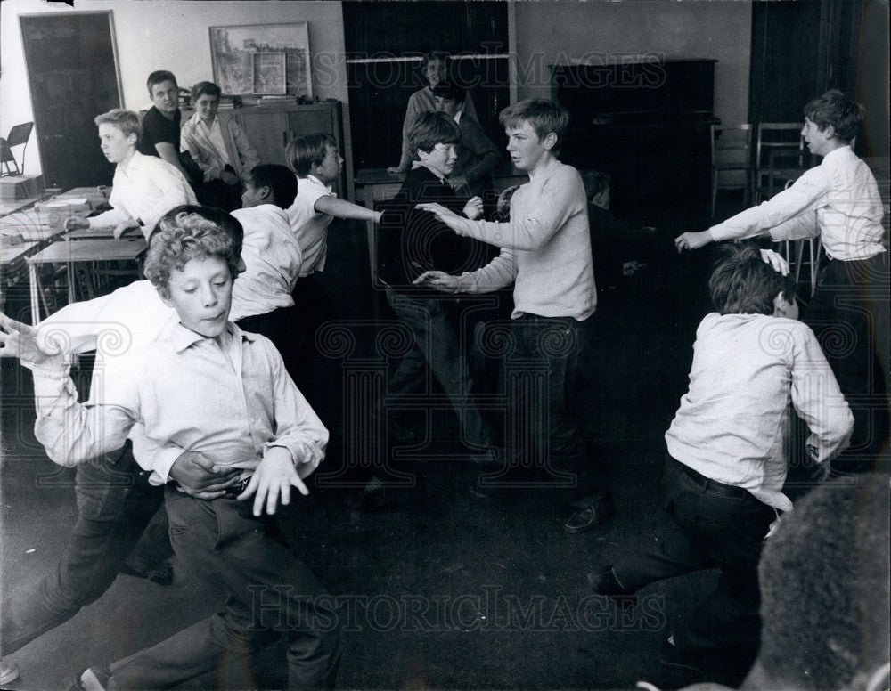 Press Photo New Ideas Emerge In Free-Expression Drama Class - KSB30331 - Historic Images