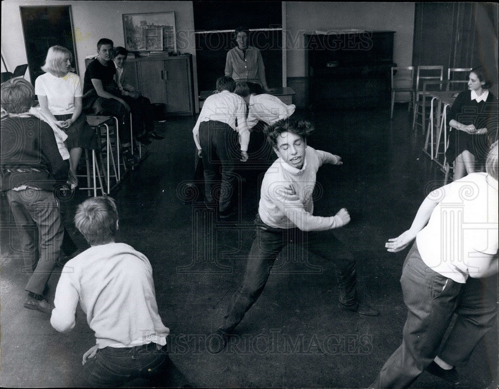 Press Photo Marjorie Sigley Watches Drama Students At Larkfield School-Historic Images