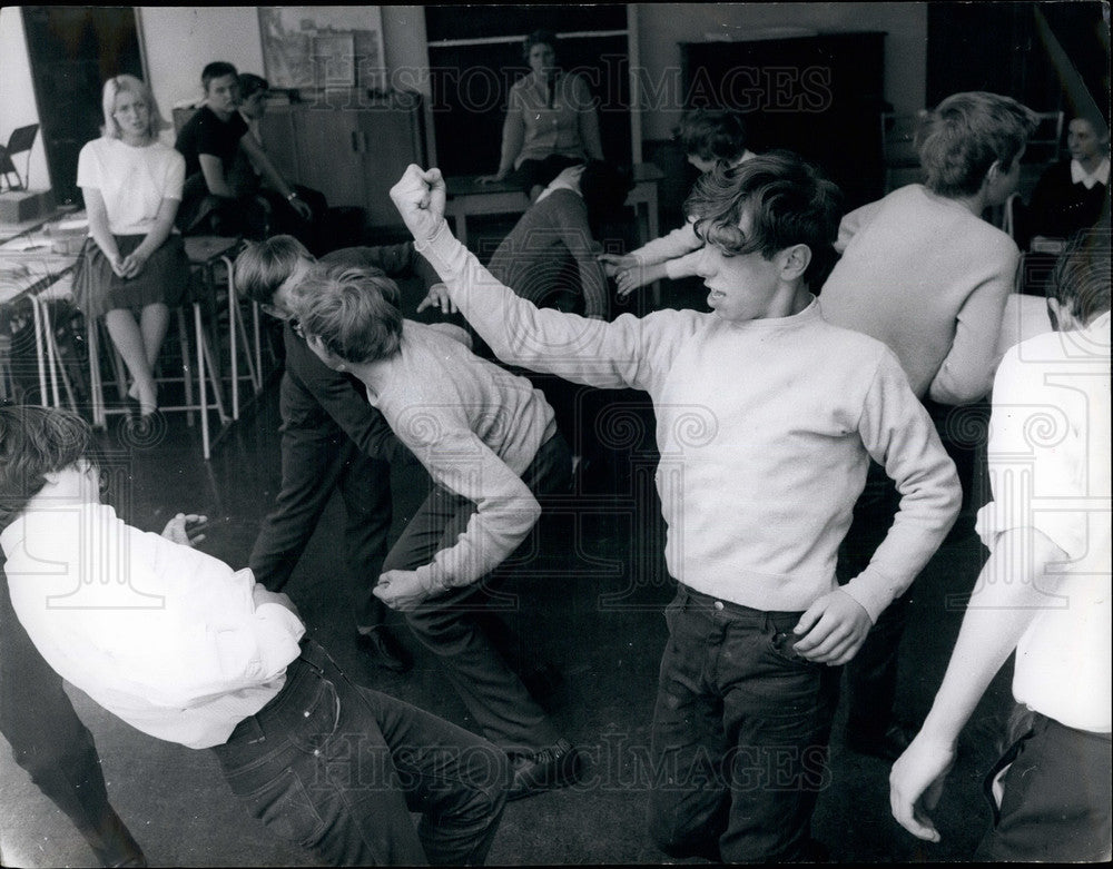 Press Photo Marjorie Sigley Watches Her Drama Pupils At Larkfield School-Historic Images