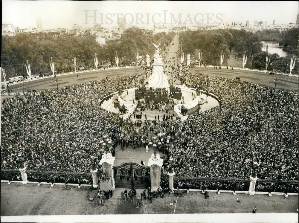 Press Photo General View of Crowds at Wedding of Princess Anne &amp; Mark Phillips-Historic Images