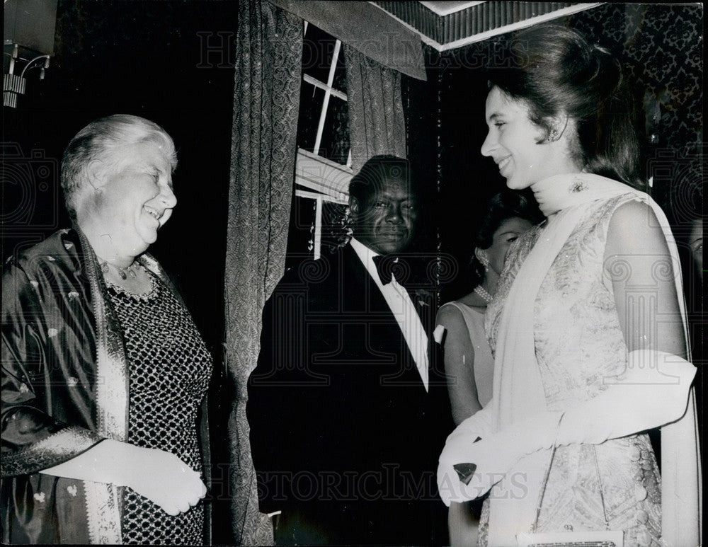 1972 Press Photo Princess Anne Meets a Flying Doctor in East Africa - Historic Images