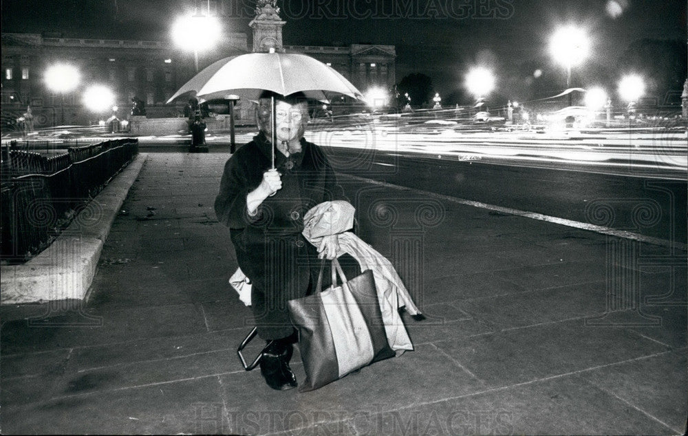 1973, One of First Sightseers For Royal Wedding is Elizabeth Baylor - Historic Images