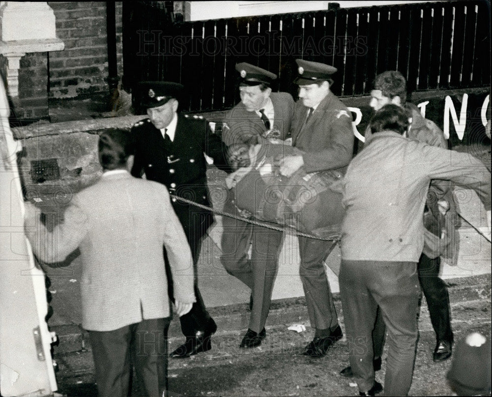 1969, Knife Man With His Two Young Children Defies Police For 10 Hour - Historic Images