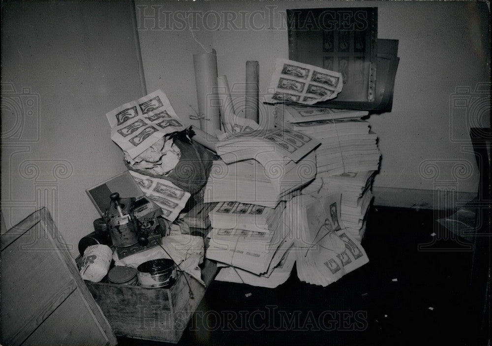 1950, Counterfitters Arrested in Paris - KSB30589 - Historic Images