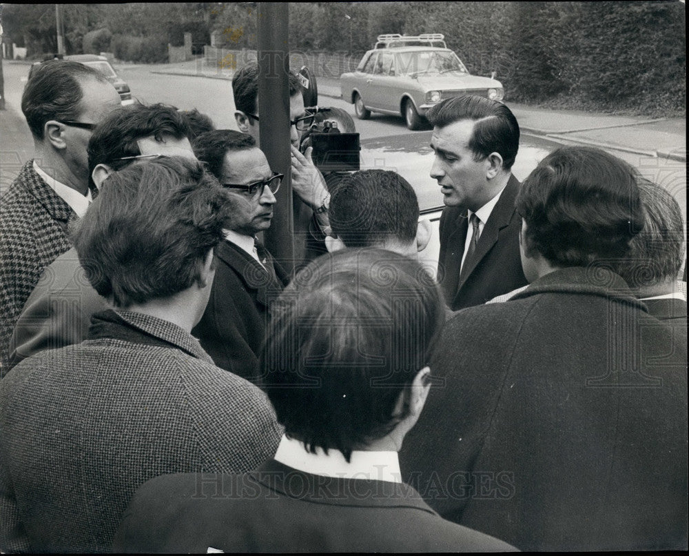 1969, American Couple Questioned By British Security Men - KSB30611 - Historic Images