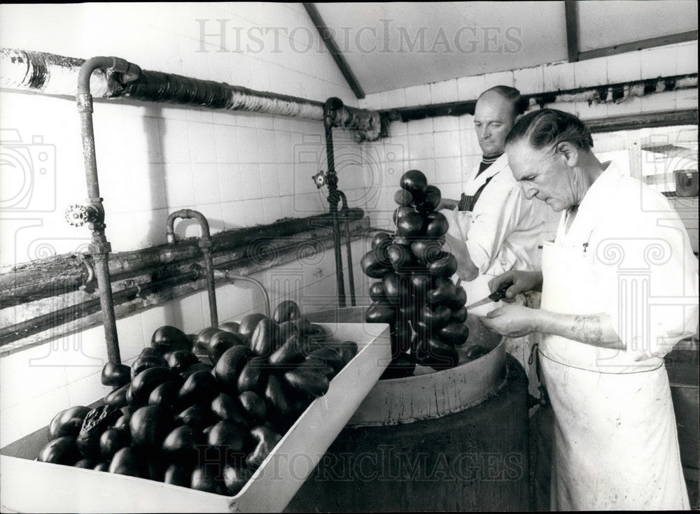 Press Photo Walter Markey makes winning batch of black pudding - Historic Images